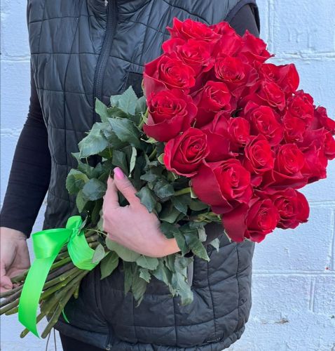 "Севилья"- букет из красных роз с доставкой по городу по Екатеринбургу